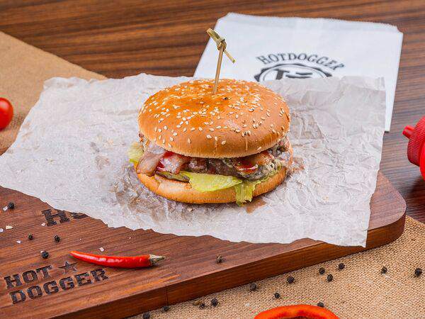 Hotdogger - Бургер с голубым сыром и брусникой