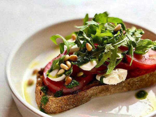 Ресторан 101 - Брускетта Томат, моцарелла, соус песто