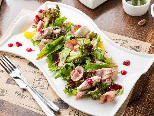 RingoBells - Салат с подкопченной уткой и миндальным сыром