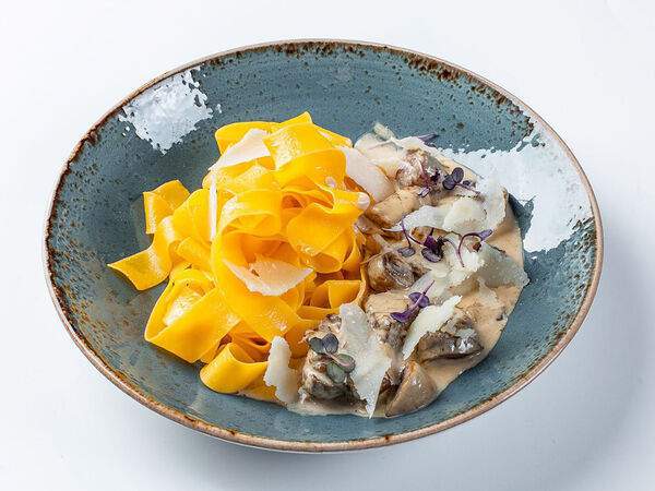 Udcкафе Upside Down Cake - Папарделле с говяжьей вырезкой и белыми грибами