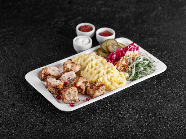 Ливан Хаус - Шашлык из курицы с гарниром, салатом и соусами