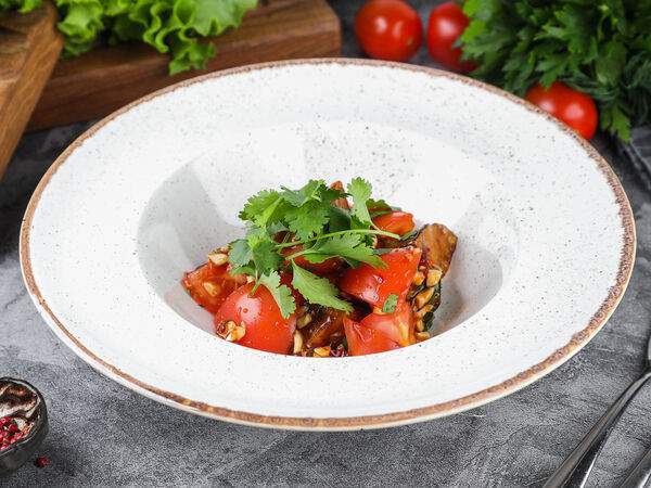 МясУгляс - Салат с хрустящими баклажанами, красными томатами и кешью