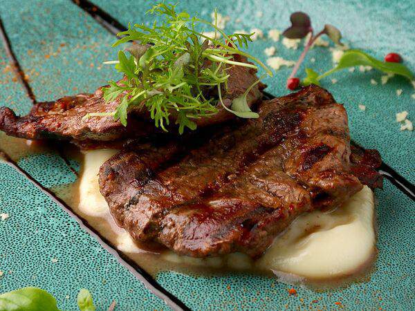 Чайхана 84 46 - Медальоны из телятины с соусом Порто