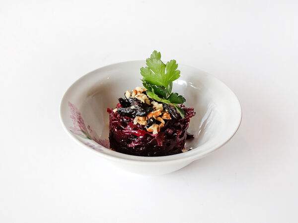 Вареничная №9 - Салат из свеклы с черносливом