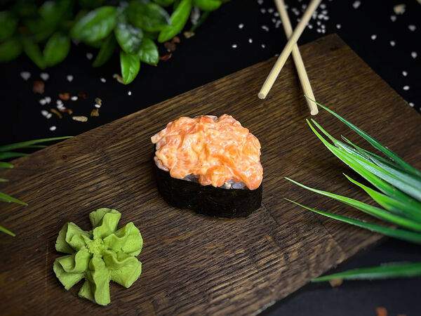 НЕФТЬ еда - Гункан с лососем запеченный с соусом спайси