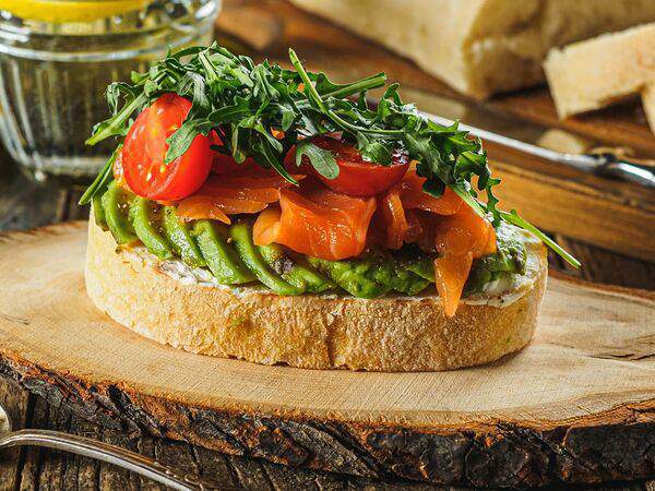 La Famiglia - Брускетта с лососем и авокадо