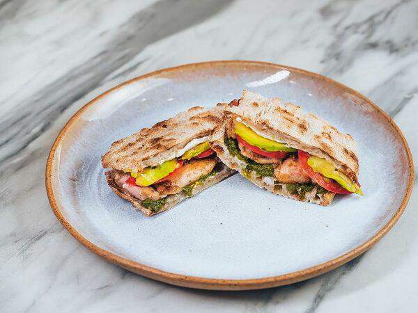 Выжималка - Панини с копченой куриной грудкой гриль и томатами