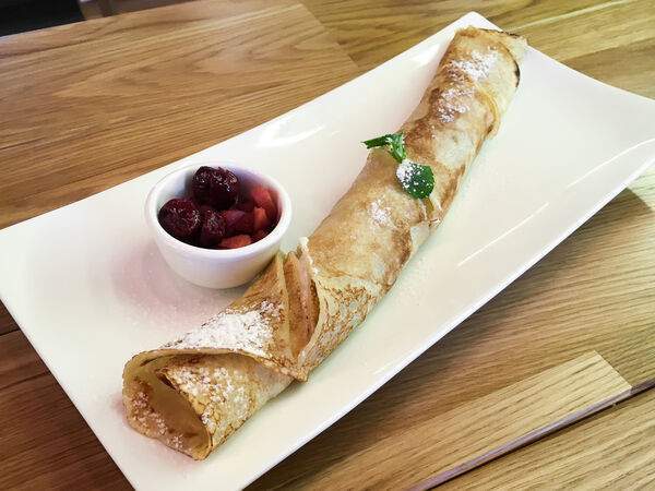 Traveler's coffee - Блины с творогом и вишневым соусом