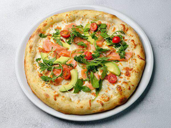 Базилик - Пицца с гравлаксом из лосося, авокадо и сладким перцем