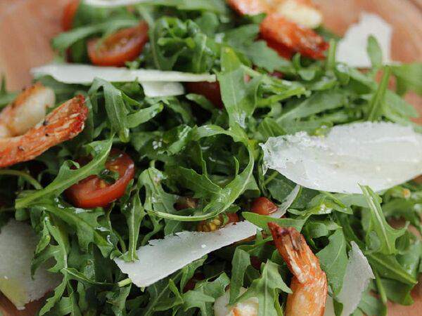 Традиции вкуса - Салат Руккола с тигровыми креветками