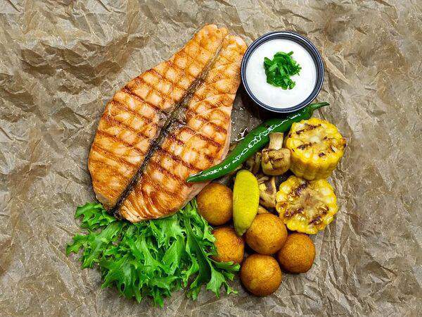 Fish & rice - Стейк из лосося с овощами гриль