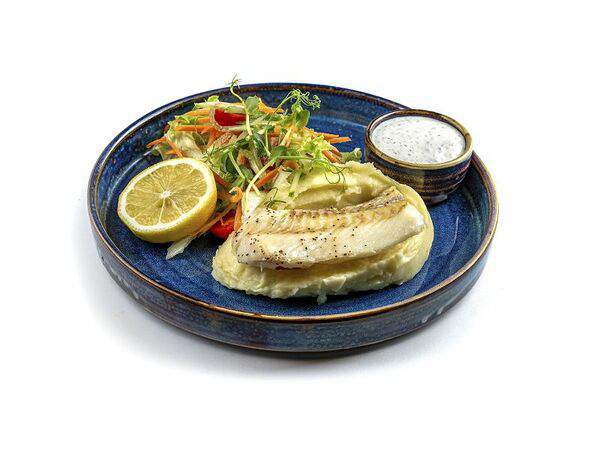 Веранда - Балтийская треска с картофельным пюре и салатом из свежих овощей, с соусом из сметаны и летних трав