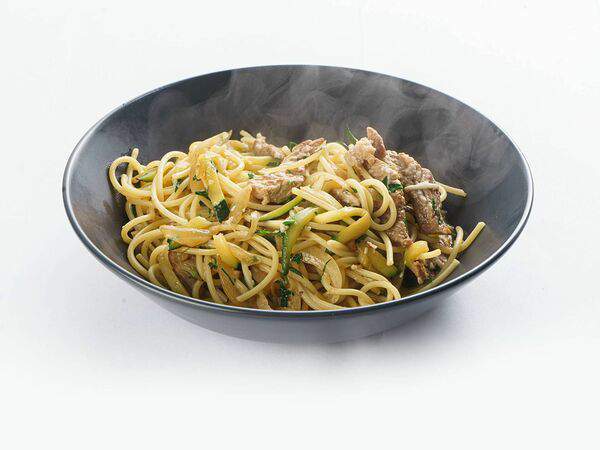 Мастер ланч - Паста со свининой цукини и маслинами