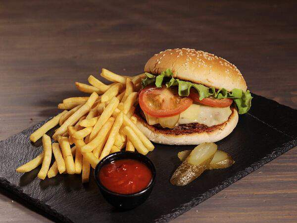 Олд Брюгге шоп & бар - Бургер Говяжий с картофелем фри и соусом