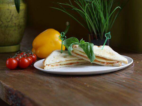 3 этаж - Сэндвич с соусом песто и моцареллой