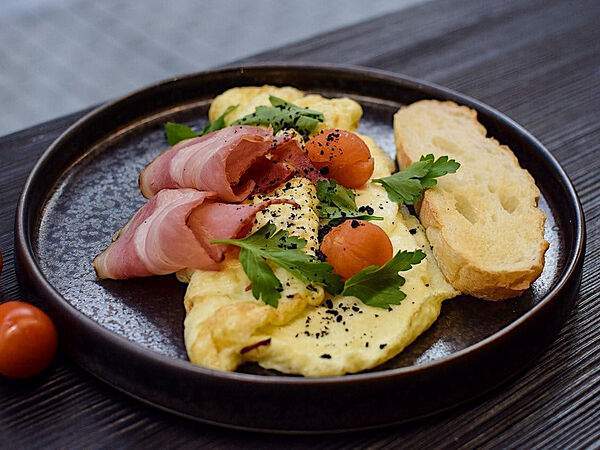 Bittersweet кофе & еда - Омлет с лососем и гуакамоле