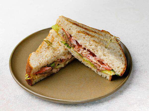 Гости - Сэндвич с ростбифом, беконом и медово-горчичной заправкой