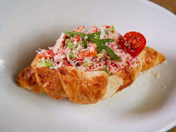 Crab and caviar - Круассан с камчатским крабом
