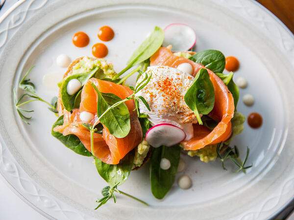 Золотой гребешок - Брускетта с гуакамоле и семгой