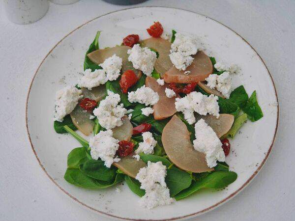 Культура - Салат с грушей и ферментированным творогом