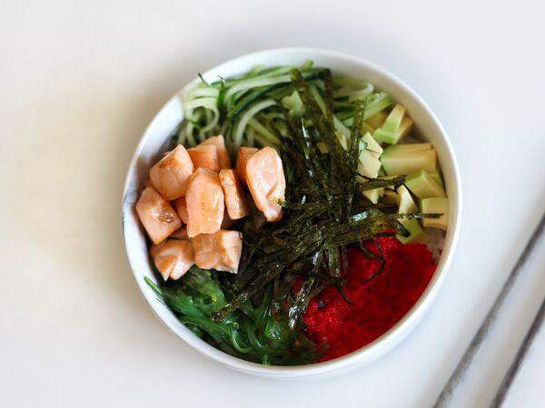 Mogu - Поке с жареным лососем