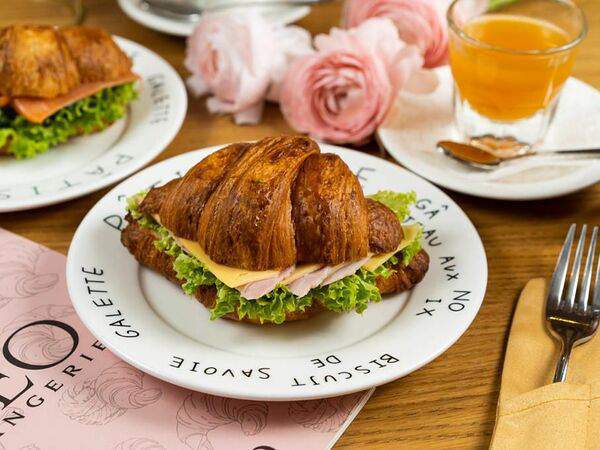 Theo - Круассан с ветчиной и сыром