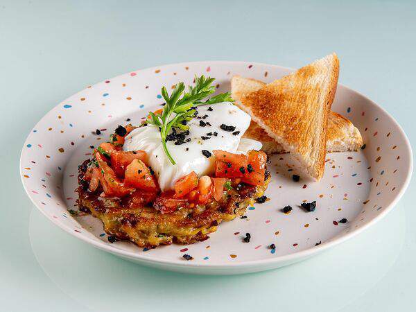 Buro 21 - Драник с яйцом пашот и помидором конкассе