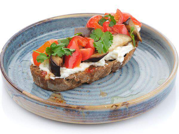 Тортшер - Брускетта со страчателлой и печеными овощами