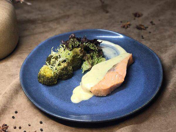 Baranka cafe & bar - Лосось на пару с соусом блю чиз