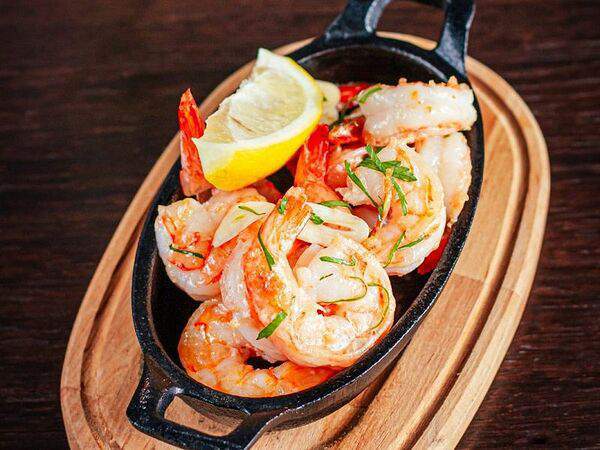 Le veranda - Креветки запеченные в чесночном масле с зеленью