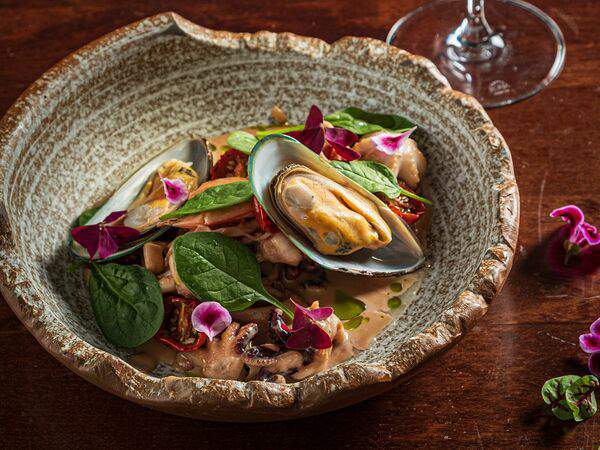 Гости рестопаб - Теплый салат с морепродуктами