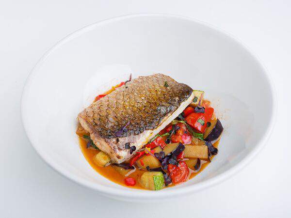 Глупый француз - Кефаль с овощным рататуем и зеленым базиликом