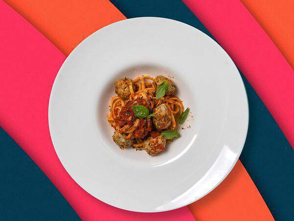 До двери - Паста с куриными фрикадельками, шпинатом и сладкими томатами