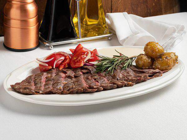 Ресторан Метрополь - Стейк Мачете с салатом из томатов