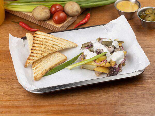 Ликерs - Фирменный салат с чесночно-сметанным соусом