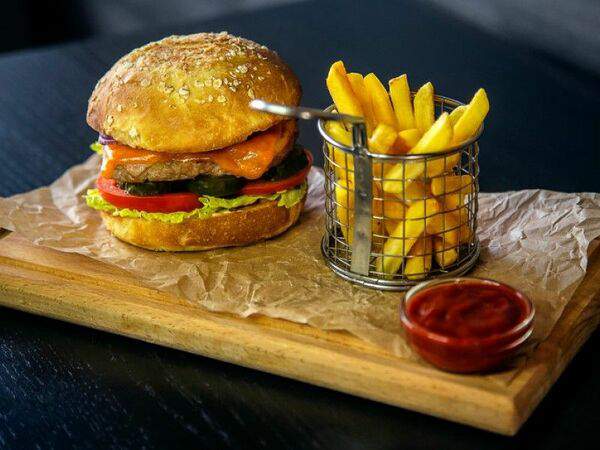 Атмосфера - Бургер со свининой и картошка фри