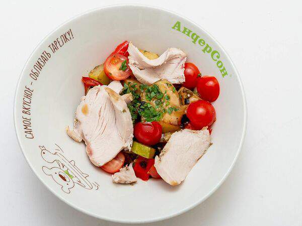 АндерСон - Теплый салат из индейки с овощами гриль и восточным соусом