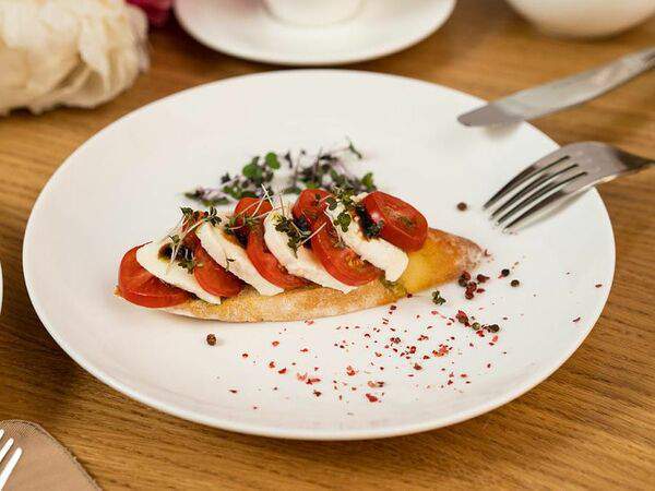 Theo - Брускетта с помидорами и моцареллой