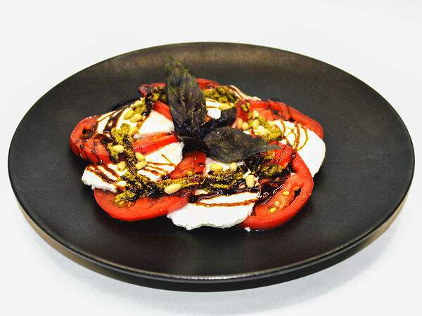 Mangall cafe - Салат с томатами и имеретинским сыром