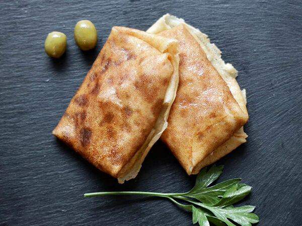 Хомяк - Блины с куриным филе, сыром и белым соусом