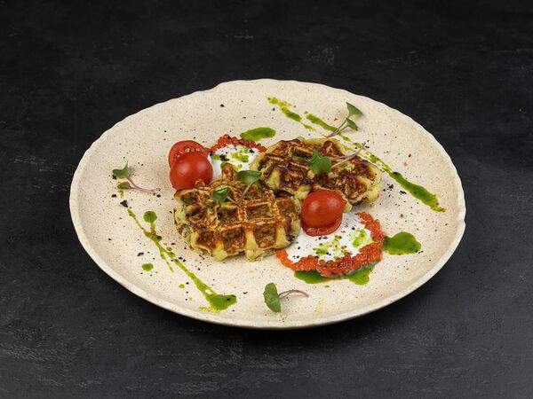 Театральный буфетъ - Картофельные вафли с красной икрой и сметаной