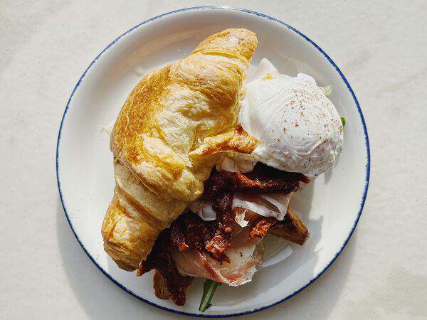 Lilu kitchen - Круассан с хамоном, моцареллой, яйцом пашот, вялеными томатами