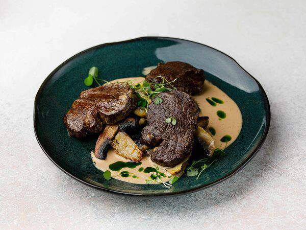 Гости - Говяжьи медальоны с обжаренными шампиньонами и перечным соусом