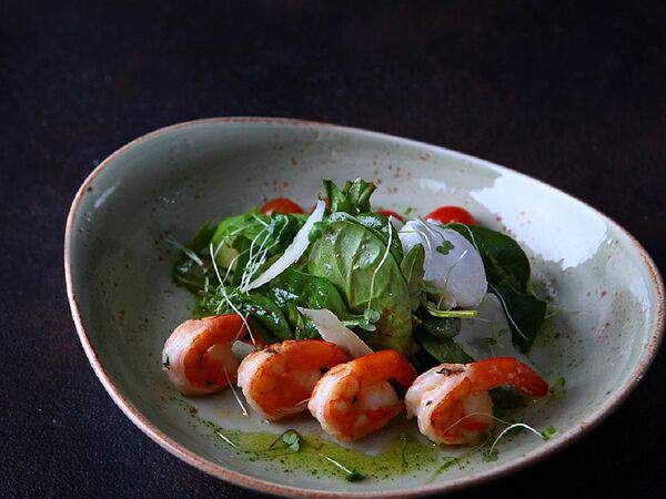 Vinograd - Салат с креветками и яйцом пашот