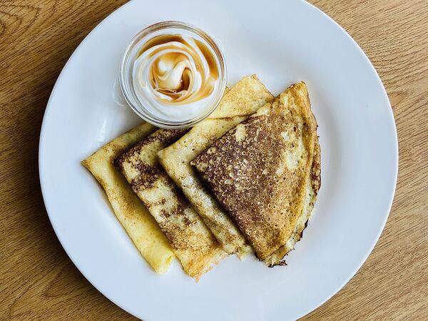 Изюм - Блины с карамельно-сметанным соусом