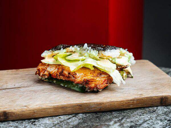 Ronny - Окинавский сэндвич с котлетой из крабовых палочек и авокадо