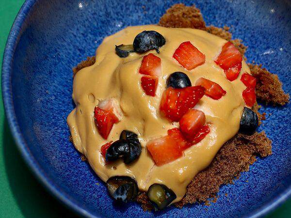 Беz прелюдий - Бисквит с ягодами и кремом Сгуха