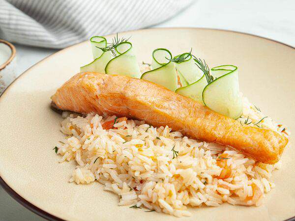 Вкусняхи - Стейк из семги с рассыпчатым рисом