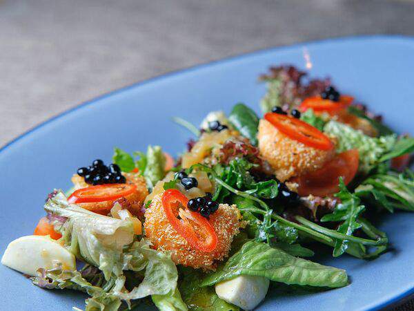 Ribs - Салат с тигровыми креветками и помидорами черри