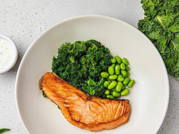 АндерСон - Стейк лосося с салатом кейл и бобами эдамамэ